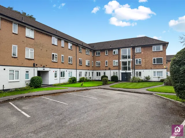 Abbots Court, Sale, M33, photo 1
