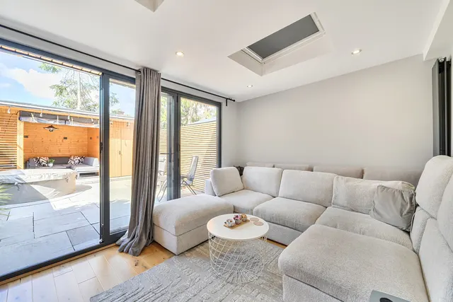 Immaculately presented family home in prime Hillingdon!, UB10, photo 3
