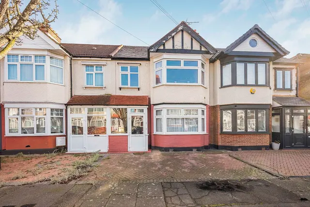 Bentley Drive, Ilford, Essex, IG2 6QD, photo 1