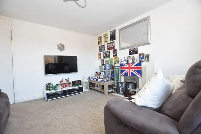Photo 3 — Meynell Close, Brampton, Chesterfield, S40 3BL