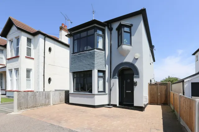 Photo 3 — Fairleigh Drive, Leigh-on-sea, SS9