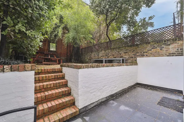 Photo 2 — Flat 2, 16 Monmouth Road, London