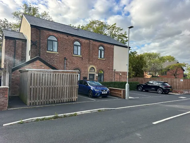 2 bedroom flat — Sunningdale Road, Denton, Manchester, M34 7GP
