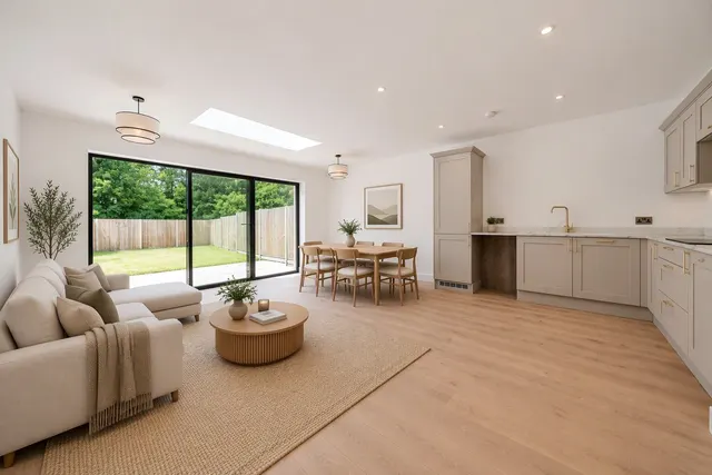 Photo 2 — Wyvern Close, Orpington, BR6