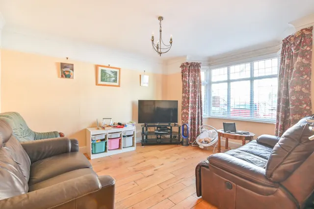 14 Walton Close, London, photo 1