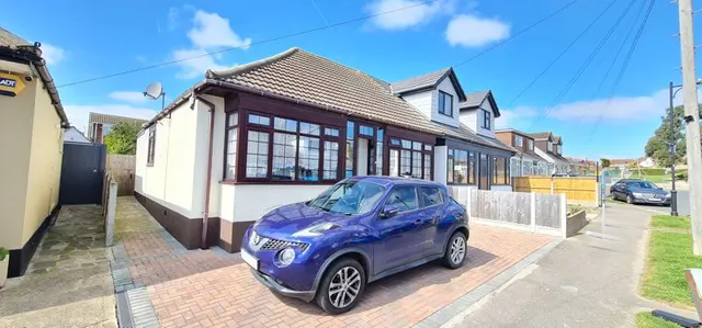Photo 2 — Benvenue Avenue, Eastwood, Essex, SS9 5SJ