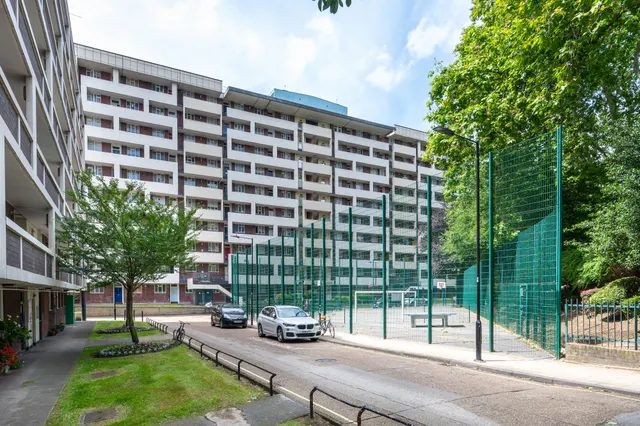 77 Exeter House, Hallfield Estate, London, photo 1