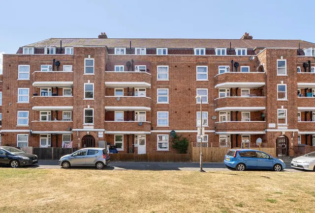 Photo 2 — Hatfeild Mead, Morden, SM4 5PE