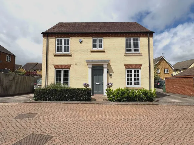 4 bedroom house — Bunting Drive, Leighton Buzzard, LU7 4AU