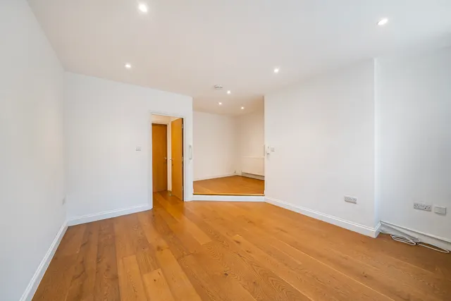 High Road, Ickenham, UB10, photo 3