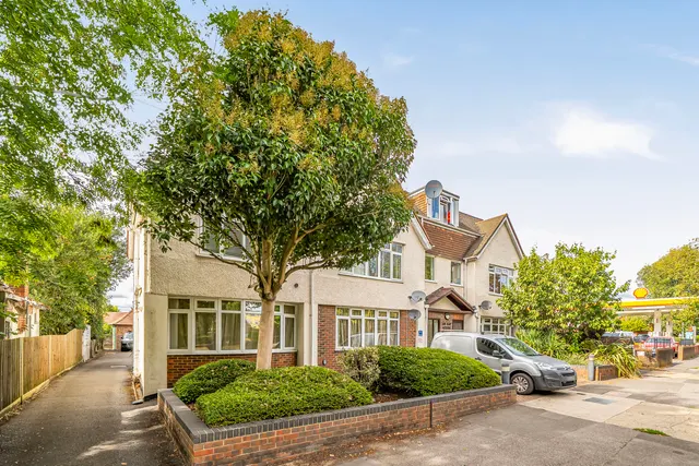 High Road, Ickenham, UB10, photo 1