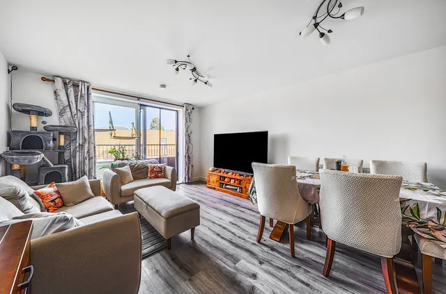 Moorfield Place, Farnborough, GU14, photo 2