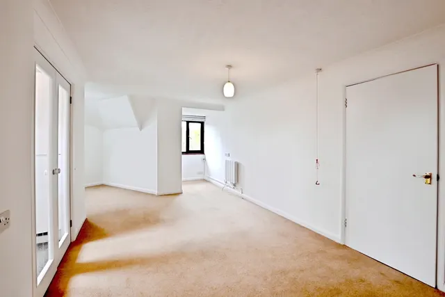 Russell Court, Midhurst, GU29, photo 2
