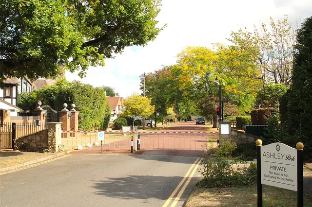 Ashley Park Crescent, Walton-On-Thames, KT12, photo 2