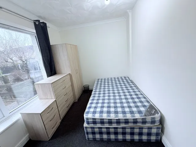 Photo 2 — Room 1, Brandish Crescent, Clifton, NG11