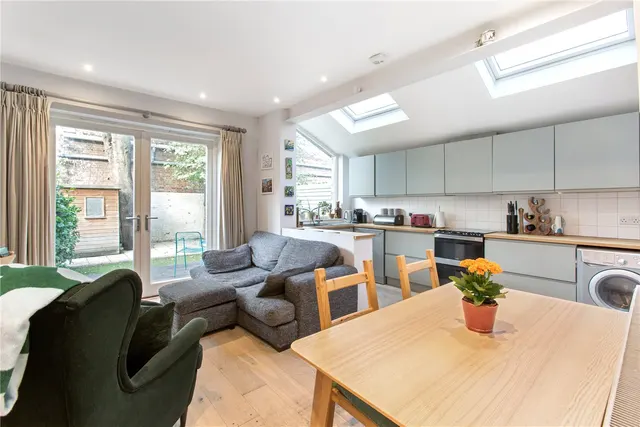 Downton Avenue, London, SW2, photo 1