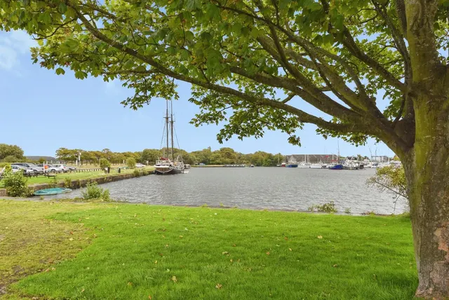 Ten Row, Glasson Dock, LA2, photo 3