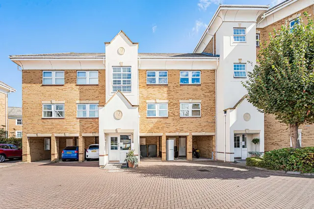 International Way, Sunbury-on-Thames, TW16, photo 1