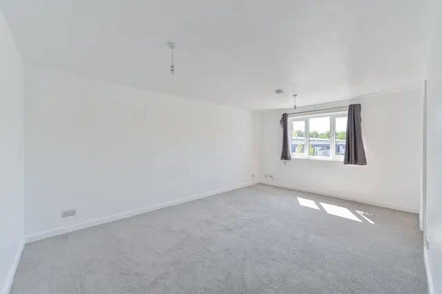 Photo 2 — 121 Ruston Road, London