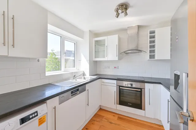 Photo 3 — 121 Ruston Road, London