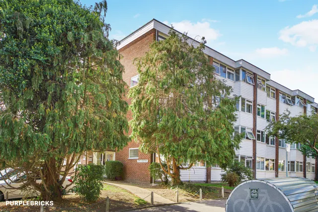 Grove Hill, London, E18, photo 1