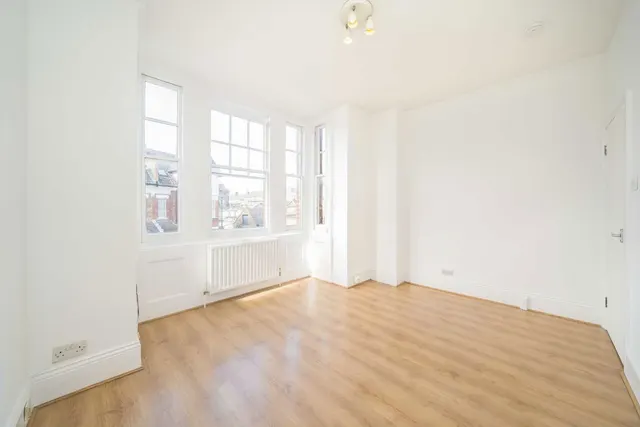 Gleneldon Road, SW16, photo 2