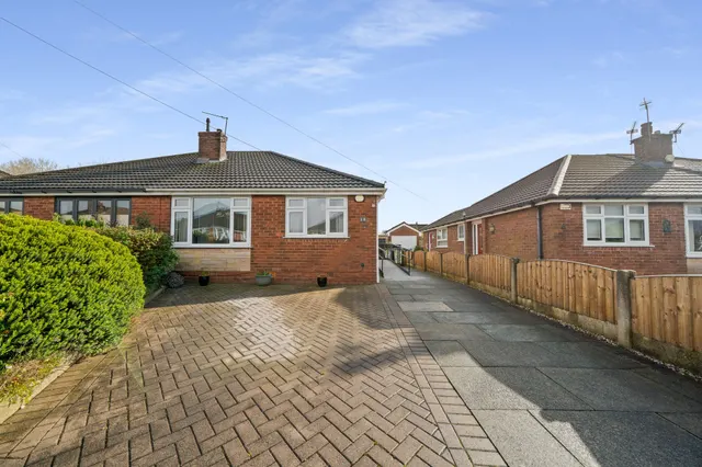 Avondale Drive, Astley, Manchester, Tyldesley, M29 7ES — photo 1