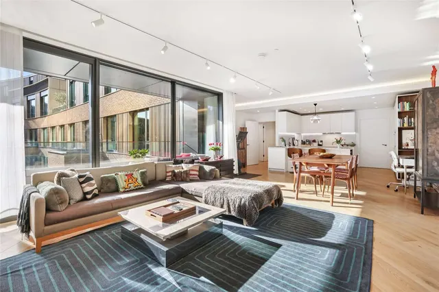 Wood Crescent, London, W12 7GJ, photo 1