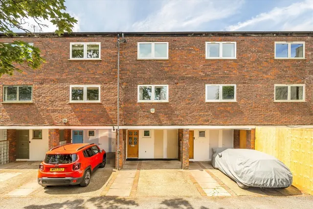 Beaumont Road, W4, photo 1