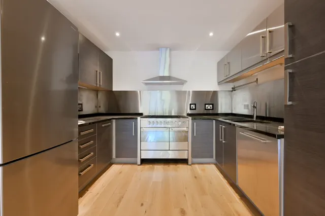 Photo 3 — Basement Flat, 216 Hammersmith Grove, London