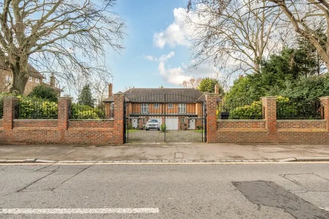 Court Road, SE9, photo 1