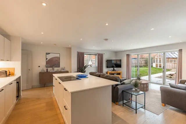 Detached Home with Pond Views in Docking, photo 2