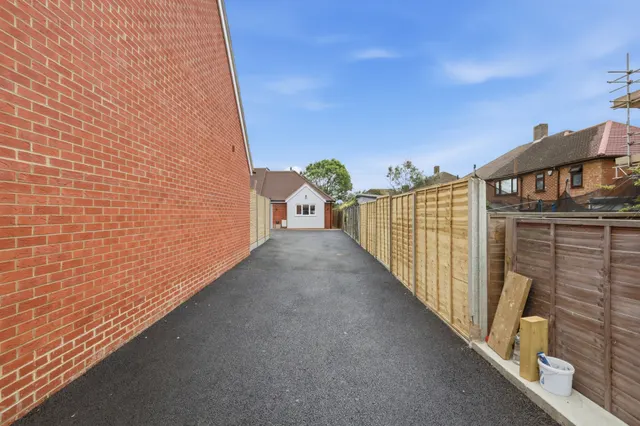 Photo 3 — Peachtree Close, Hainault, IG7 5QS
