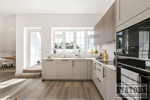Photo 3 — Chase Side, Southgate, London, N14 4PR