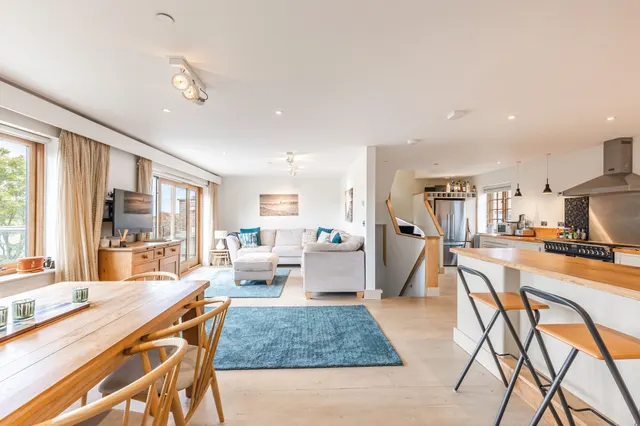 Contemporary Coastal Living with Stun, photo 3