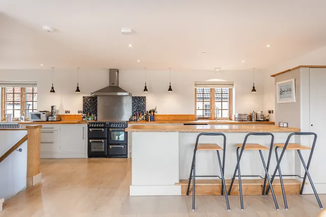 Contemporary Coastal Living with Stun, photo 2