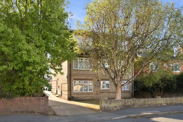 Chertsey Road, Ashfor, photo 1