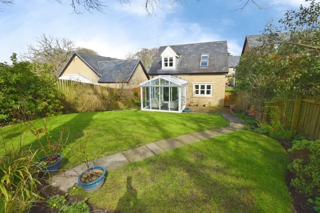 Nabwood, Bradford, West Yorkshire, photo 1