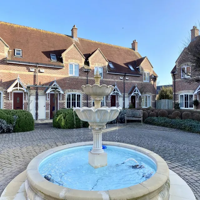 Fountain Square, Hayling Island, PO11, photo 2
