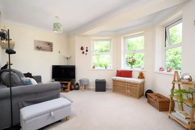 Spinney Hill, Row Town KT15 1BD, photo 1