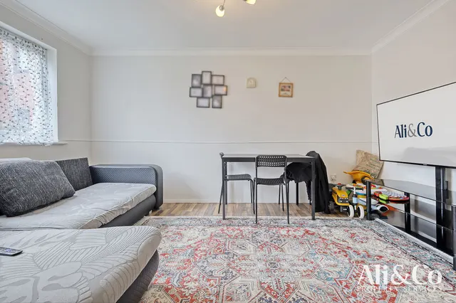 Photo 3 — Porter Close, Grays, Essex, RM20 4AS
