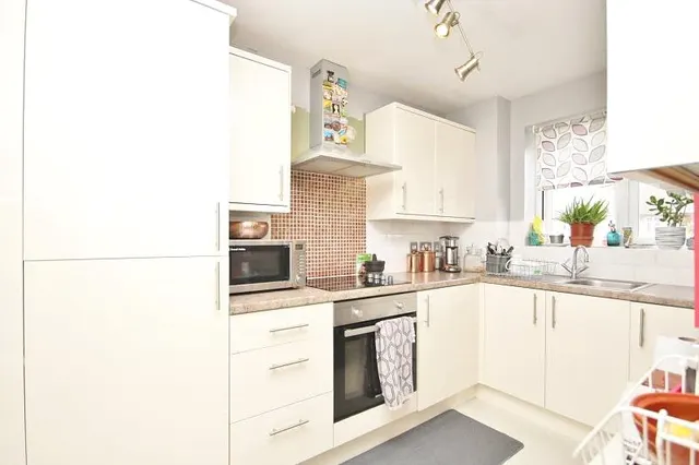 Photo 3 — Frazer Close, Romford, Essex, RM1