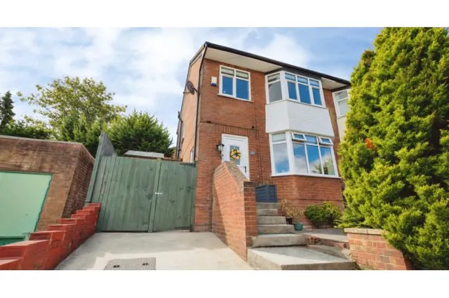 Armley Grange Avenue, Leeds, LS12, photo 2