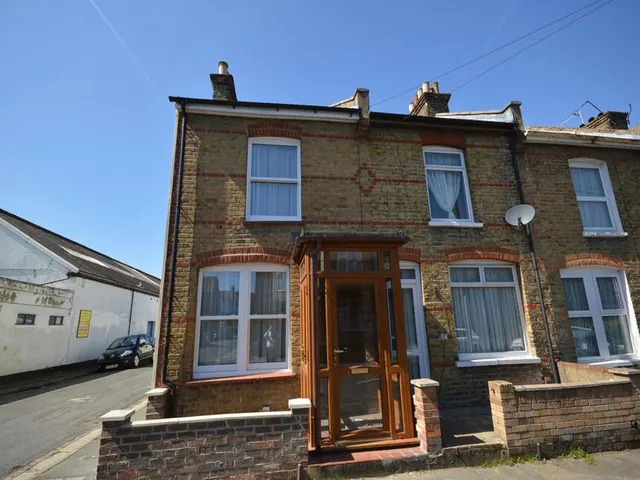 Mead Road, Gravesend, Kent, DA11, photo 1