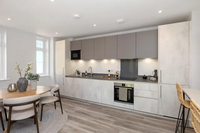 Luna Place, Esher, KT10, photo 2