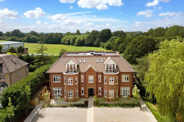 Luna Place, Esher, KT10, photo 1