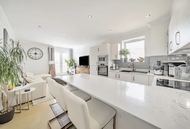 Woodcote Road, Wallington, SM6 0PU, photo 1