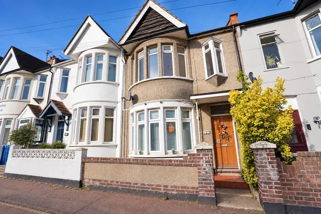 Ramuz Drive, Westcliff On Sea, photo 1
