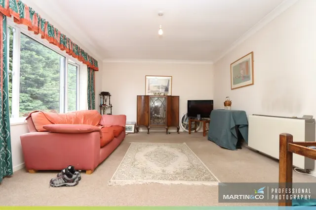 Photo 3 — Roehampton Court, Cranleigh Rise