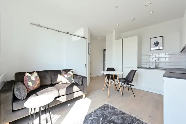 Great West Road, Brentford, TW8, photo 2